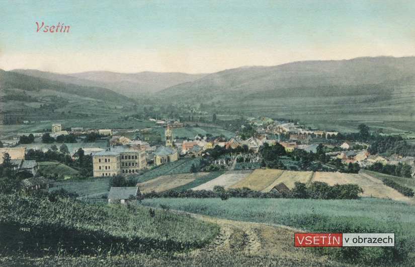 Pohled na Vsetín od Jabloňové směrem k Rokytnici, v popředí hřbitov a evang. kostel