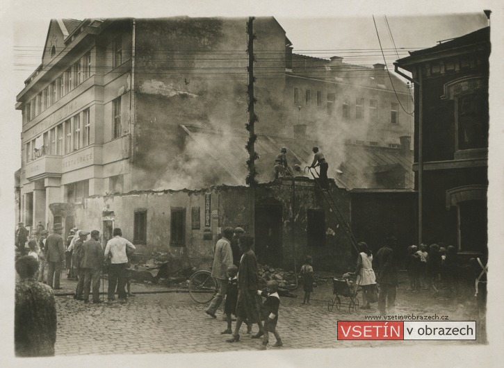 Požár obchodu se smíšeným zbožím J. A. Kirschnera (č. p. 362) u Lidového domu na Dolním náměstí
