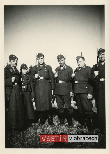 Příslušníci Luftwaffe s puškami Karabiner 98 Kurz v okolí Vsetína