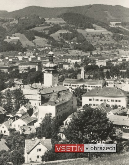 Pohled na Horní město se zámkem od Jobloňové