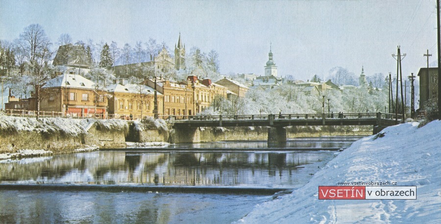 Zimní Vsetín, pohled od Bečvy na Horní město