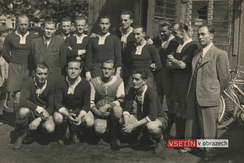 Skupinová fotka hráčů SK Vsetín s jednatelem oddílu Stanislavem Bažantem a předsedou oddílu Janem Donáthem