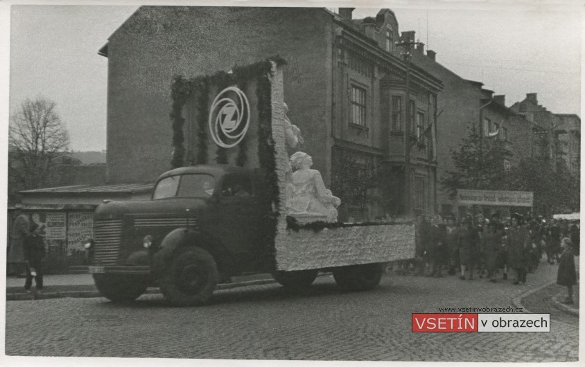 Prvomájový průvod na Smetanově ulici (v místě křížení s ulicí Svárov)