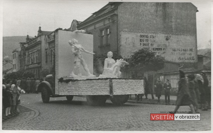 Prvomájový průvod na Smetanově ulici (v místě křížení s ulicí Svárov)