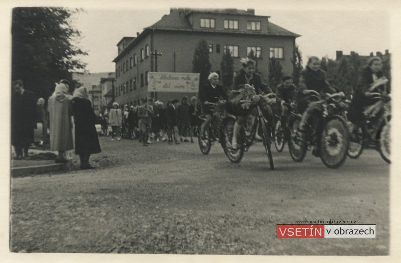 Slavnostní průvod na Tyršově ulici