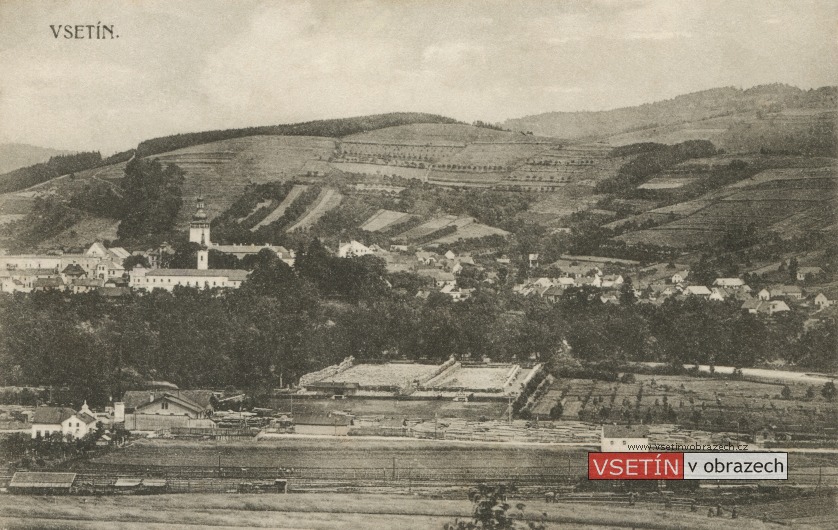 Pohled z Bečevné na Horní město, vlakové nádraží a skladiště dříví v Panské zahradě