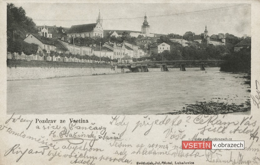 Dřevěný most přes Bečvu s Palackého ulicí a siluetou Horního města