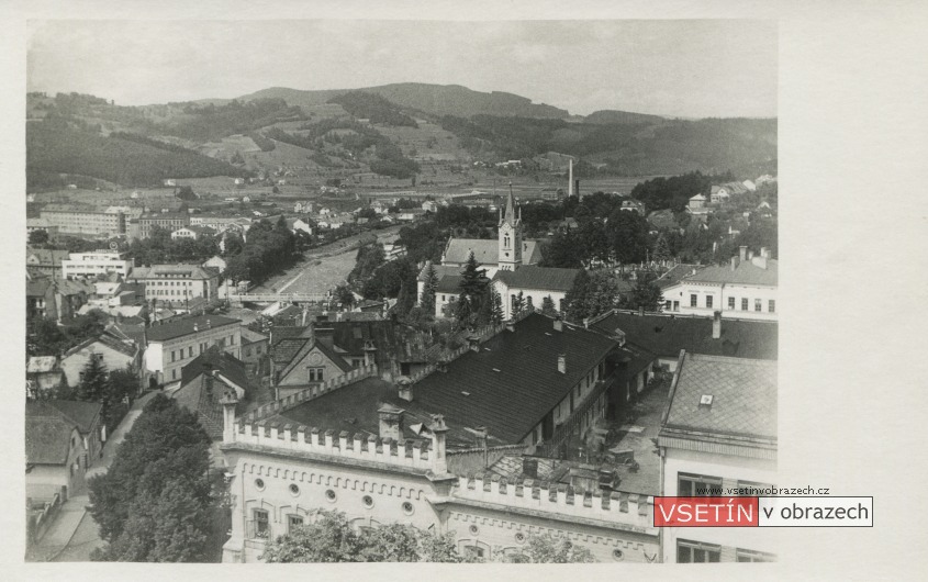 Pohled ze zámecké věže na Palackého ulici