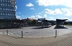 Před věžákem u autobusového nádraží