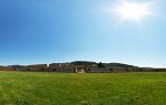 Uprostřed fotbalového stadionu na Ohradě