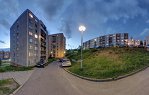 Před domem Bratří Hlaviců 100