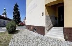Vchod do Střední školy obchodu a služeb
