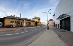 Nádražní ulice mezi vlakovým nádražím a obchodní galerií